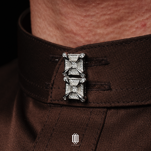 Crest Pave Butang Baju - White Gold